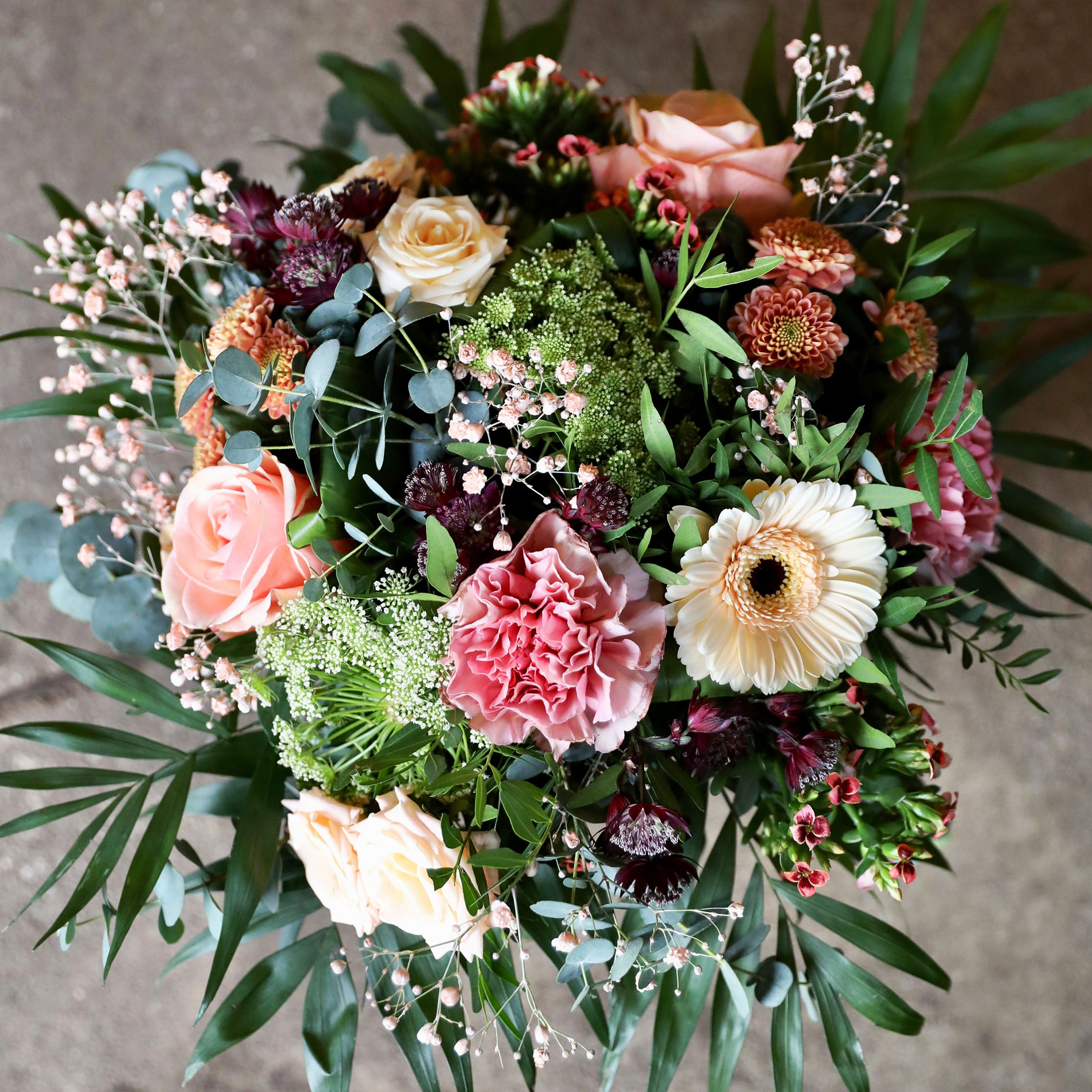 Buket med lilla blomster