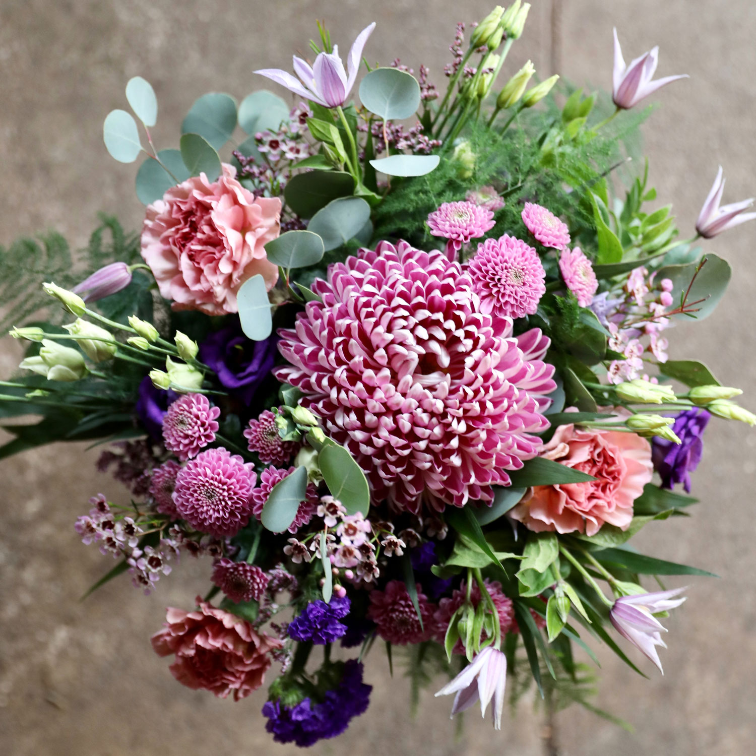 Billede af blomsterbuketter i forskellige størrelser. 